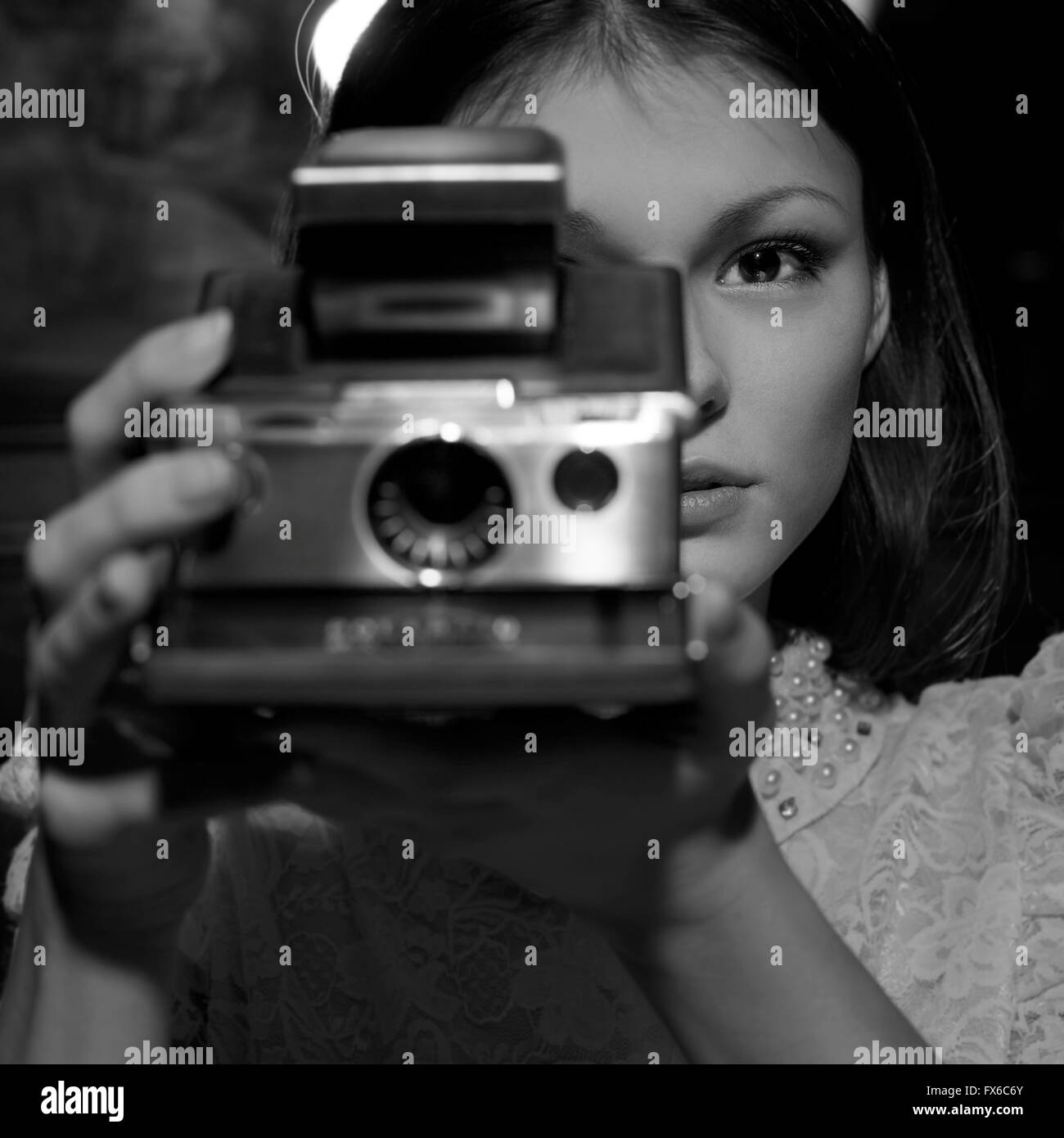 Young woman photographing avec appareil photo instantané Banque D'Images