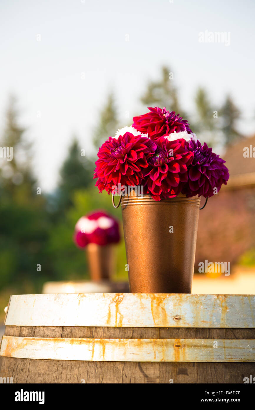 Pièce maîtresse à une réception de mariage composé de fleurs marron organisés en un bouquet. Banque D'Images