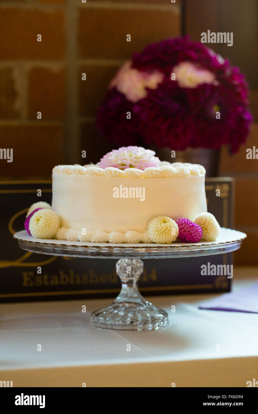 Cake stand tenant un livre blanc spécial gâteau de mariage pour la mariée et le marié à leur réception. Banque D'Images