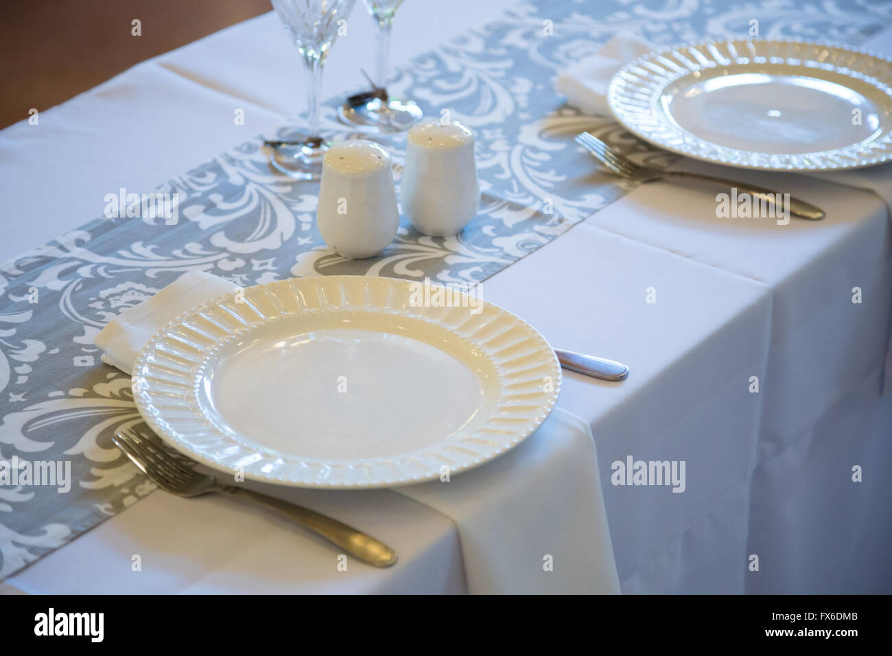 Réception de Mariage coin a une place spéciale pour les jeunes mariés à leur propre table. Banque D'Images