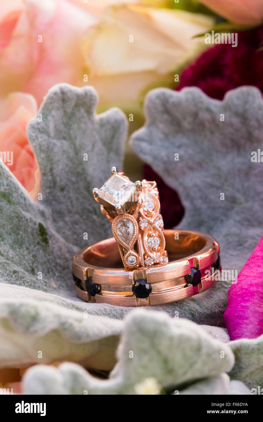 Anneaux de mariage faits sur mesure pour la mariée et le marié fait de l'or rose par un fabricant de bijoux à Portland en Oregon. Banque D'Images