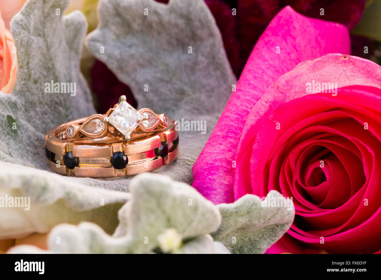Anneaux de mariage faits sur mesure pour la mariée et le marié fait de l'or rose par un fabricant de bijoux à Portland en Oregon. Banque D'Images