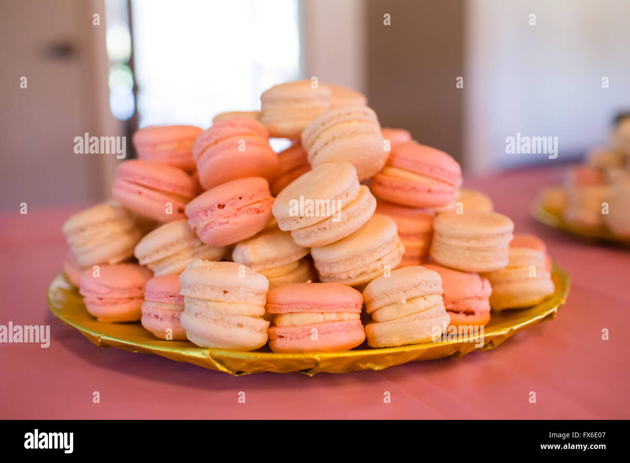Macarons français lors d'une réception de mariage avec deux saveurs. Banque D'Images