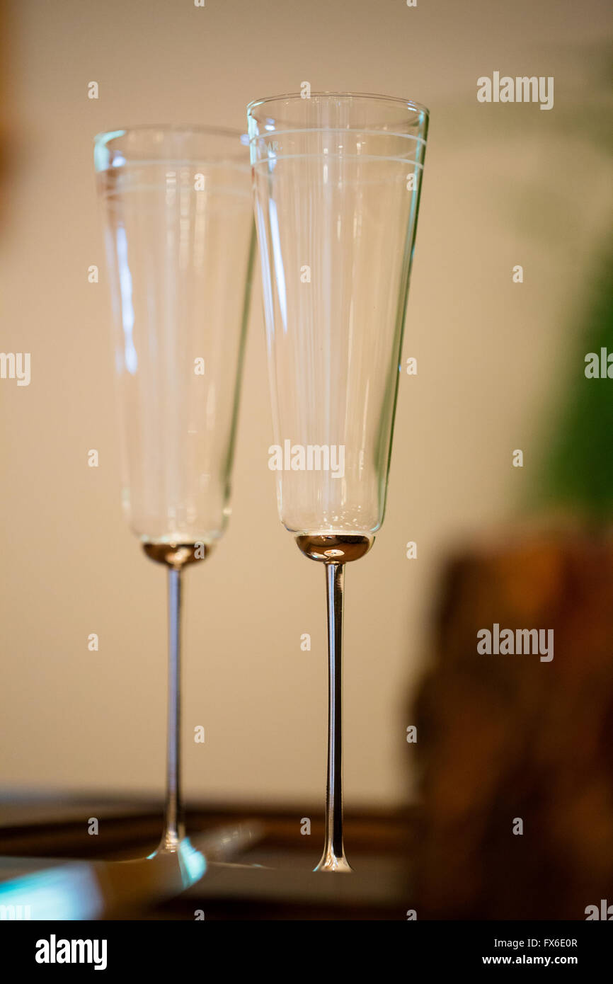 Réception de Mariage des flûtes à champagne pour les jeunes mariés. Banque D'Images