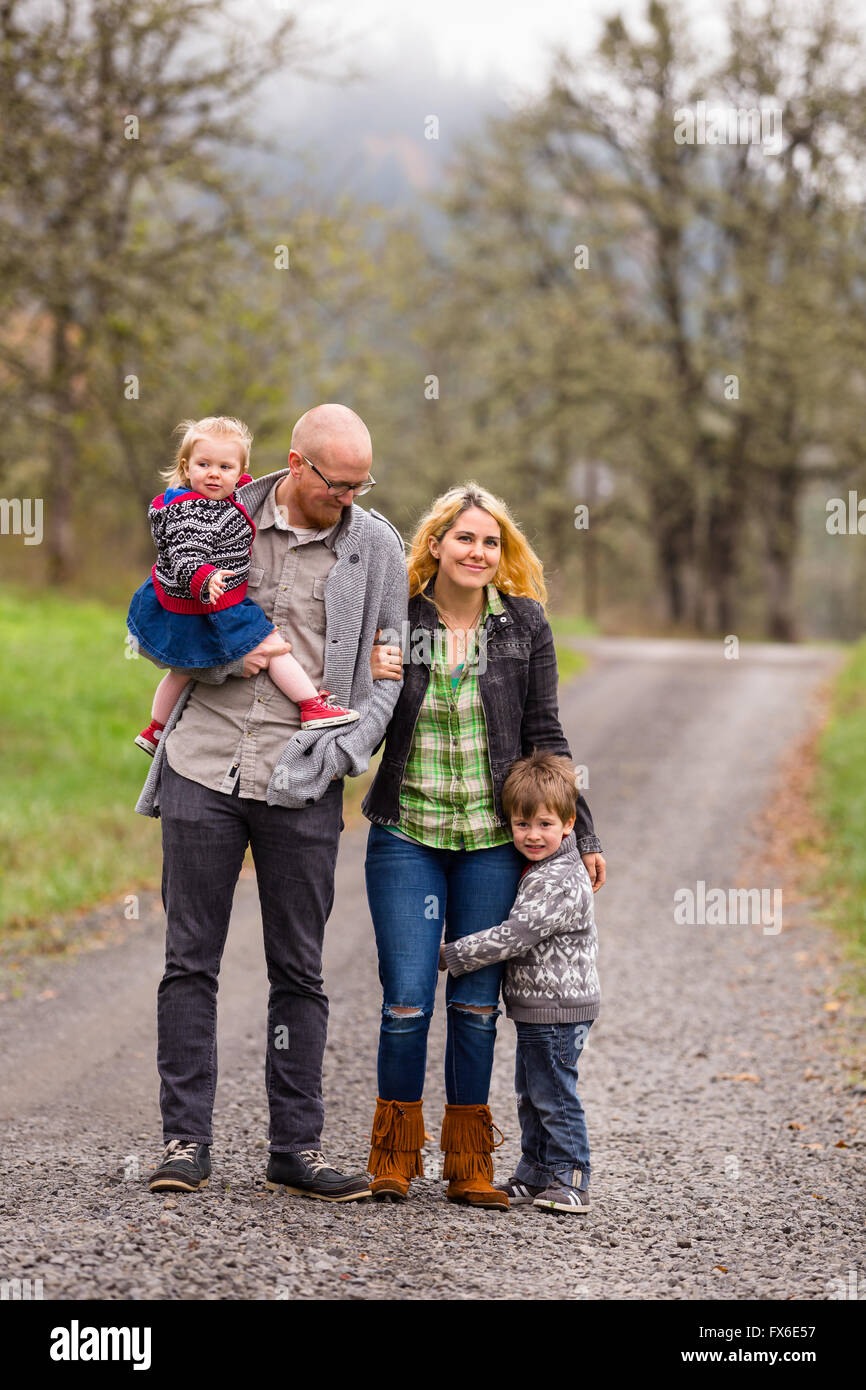 Photo de famille de la mère, père, et leurs deux enfants un garçon et une fille à l'extérieur à l'automne. Banque D'Images