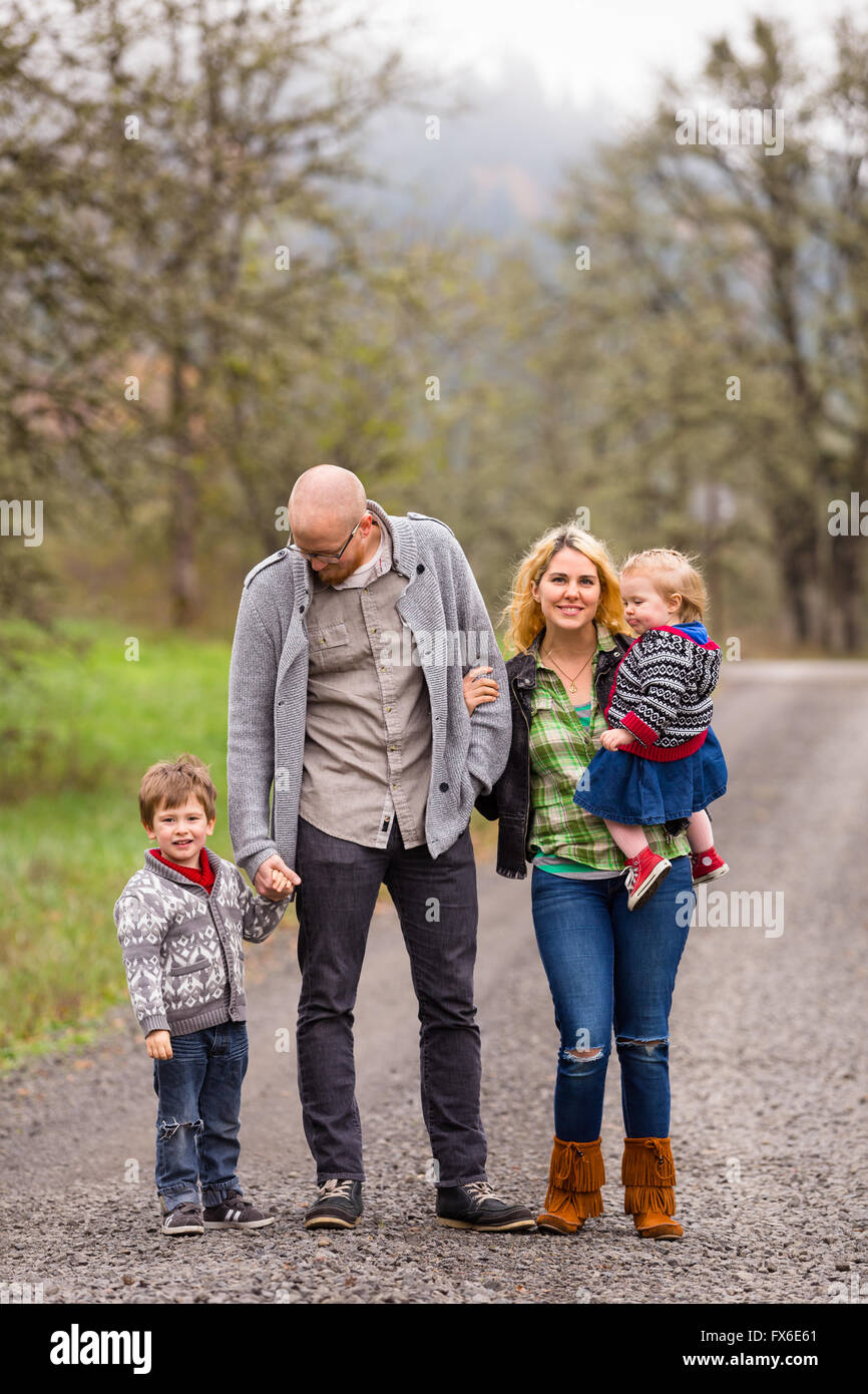Photo de famille de la mère, père, et leurs deux enfants un garçon et une fille à l'extérieur à l'automne. Banque D'Images