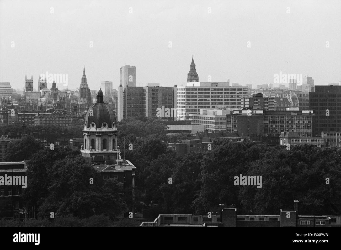 Image d'archives de la ville de Londres d'Elephant and Castle, 1979, Londres, Angleterre, avant que des gratte-ciel, montrant Imperial War Museum et Palais de Westminster, le Parlement, l'abbaye de Westminster, St Thomas' Hospital par Yorke Rosenberg Mardall, Maison du xvie siècle, puis siège du MI6, par PM Devereux Banque D'Images