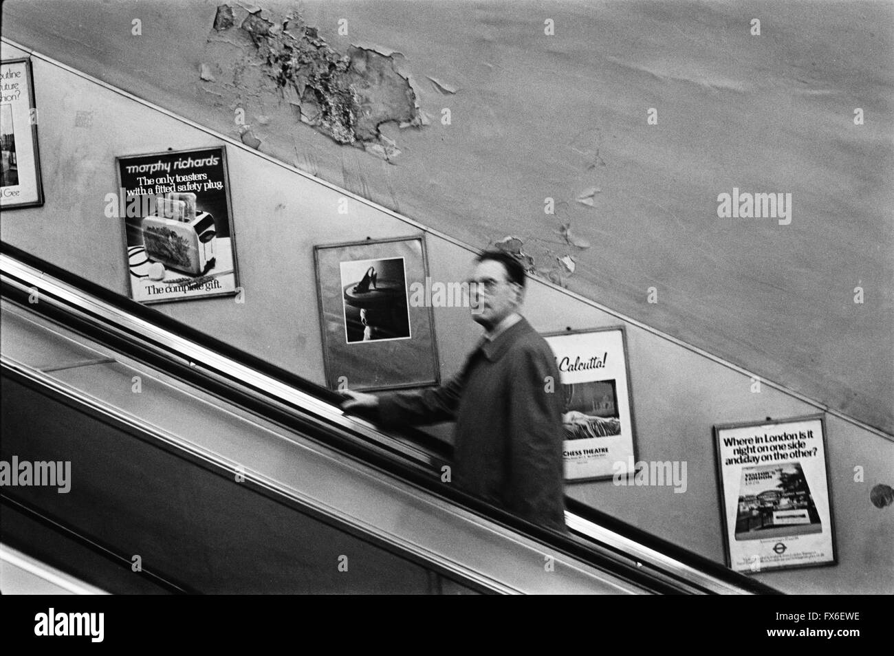 Image d'archive d'un homme sur une ligne de banlieue nord de l'escalator, métro de Londres, Londres, Angleterre, 1979, montrant une publicité pour contemporain Morphy Richards grille-pain London 1970 Banque D'Images