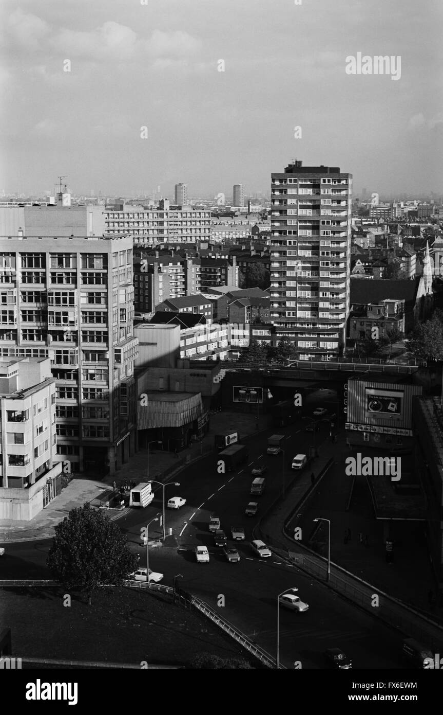 Image archivée du mémorial Michael Faraday par Rodney Gordon, 1961, sur Elephant and Castle Roundabout, Londres, Angleterre, 1979. À gauche, Alexander Fleming House par Erno Goldfinger, 1959-67. Centre, Albert Barnes House, 1963-4. Banque D'Images