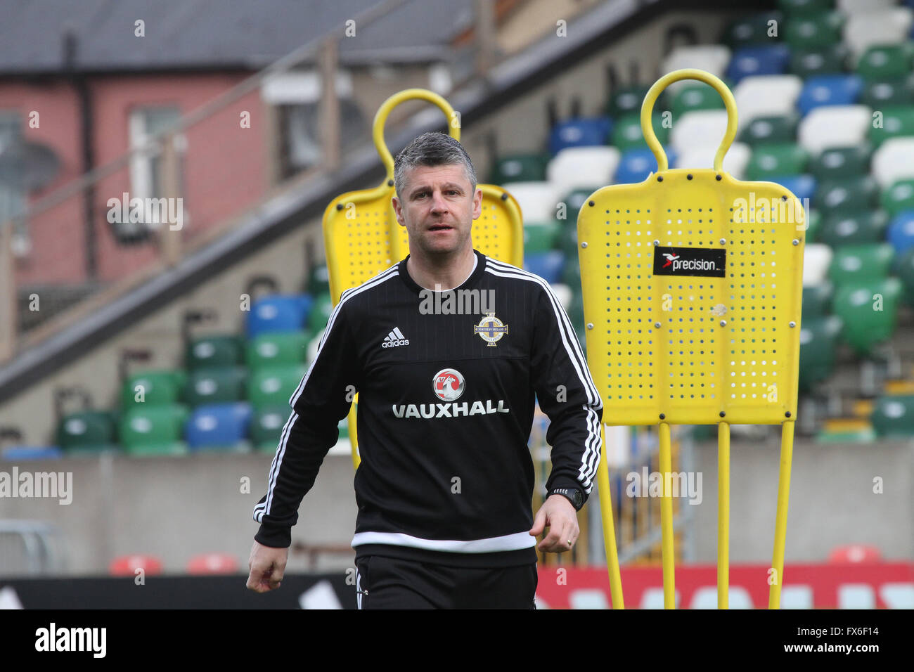 27 mars 2016 - défi international de Vauxhall (Friendly). L'Irlande du Nord v Slovénie. L'entraîneur de l'Irlande du Nord Stephen Robinson lors de la formation. Banque D'Images