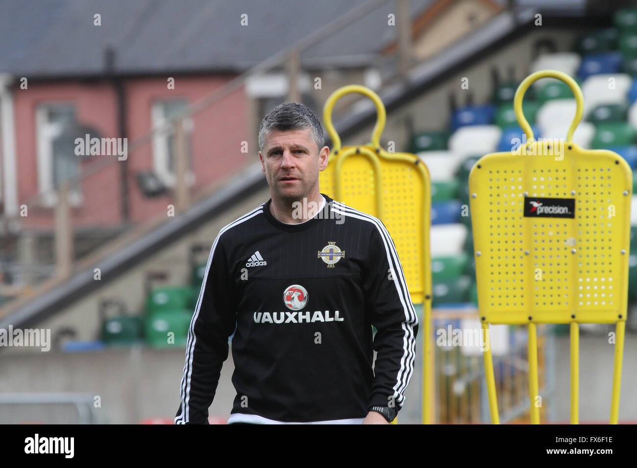 27 mars 2016 - défi international de Vauxhall (Friendly). L'Irlande du Nord v Slovénie. L'entraîneur de l'Irlande du Nord Stephen Robinson lors de la formation. Banque D'Images