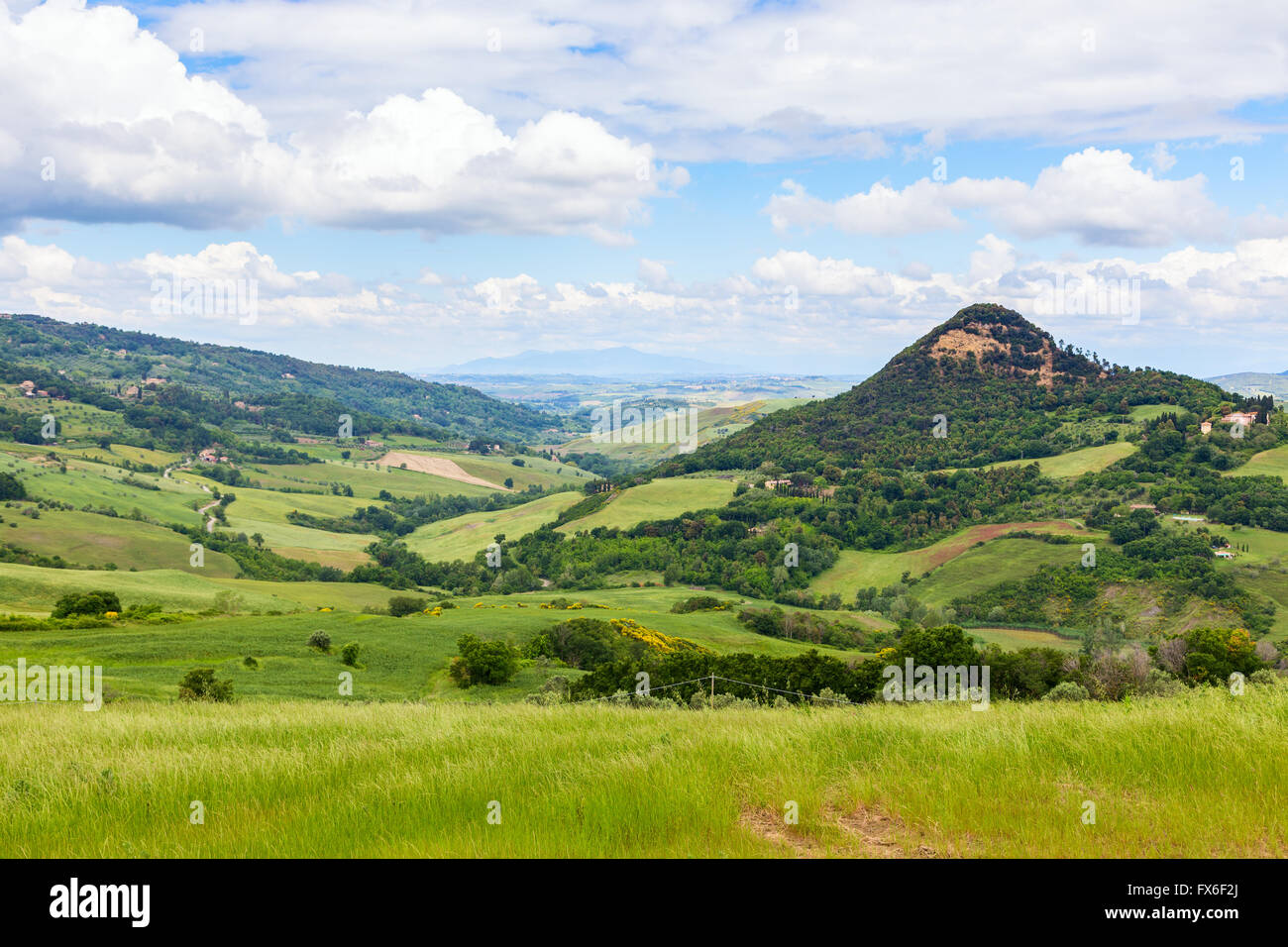 Magnifique paysage toscan, champs et prairies près de Volterra en Italie Banque D'Images