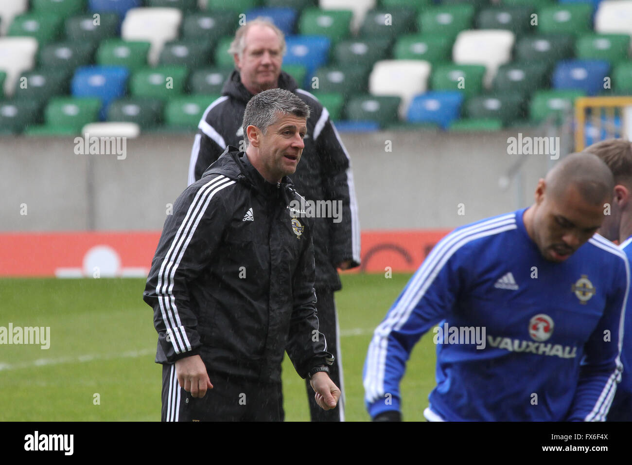 27 mars 2016 - défi international de Vauxhall (Friendly). L'Irlande du Nord v Slovénie. L'entraîneur de l'Irlande du Nord Stephen Robinson (à gauche) à l'entraînement avec assistant manager Jimmy Nicholl (centre). Banque D'Images