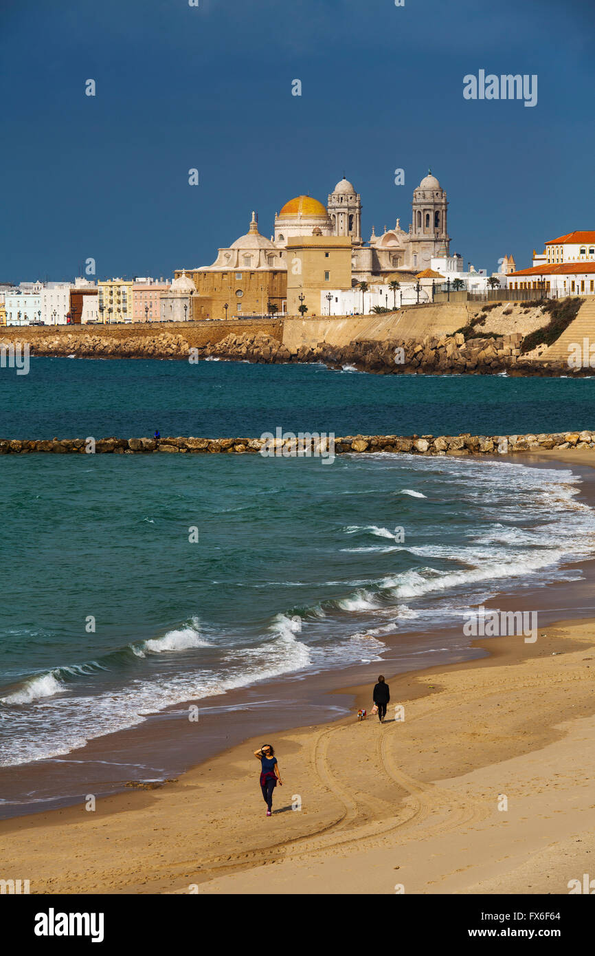 Santa Maria del Mar beach, la cathédrale et le centre historique de la ville de Cadix, Andalousie Espagne. L'Europe Banque D'Images