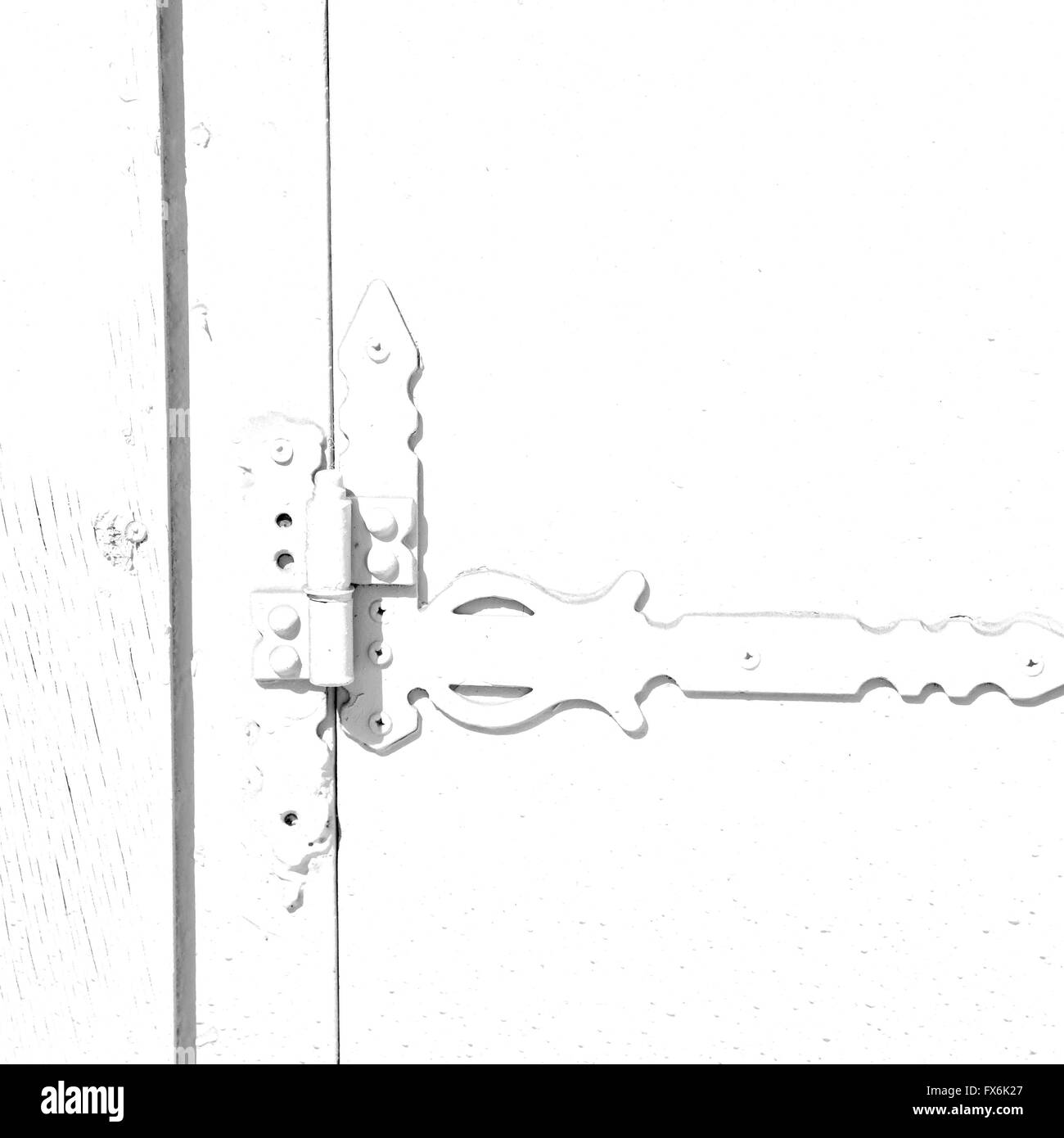 Dans l'ancien mur une fenêtre battante bois bleu et métal rouillé Banque D'Images