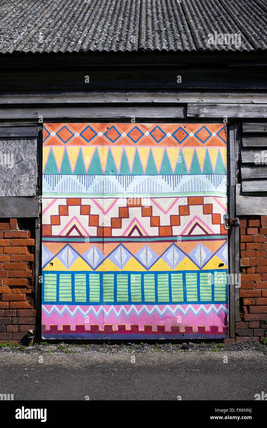 Motif Aztèque colorés peint porte de garage. Glastonbury, Somerset, Angleterre Banque D'Images