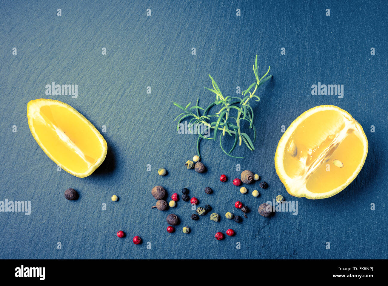 Vue de dessus, de romarin et de citron frais poivrons secs sur fond ardoise, Close up, style instagram Banque D'Images