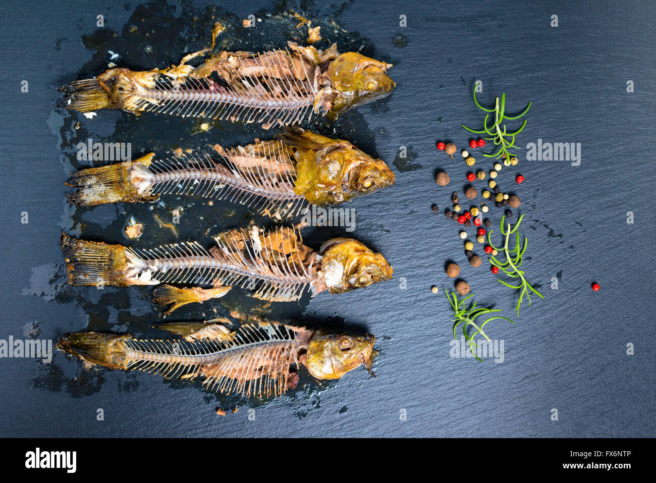 Vue de dessus de l'os et squelette poisson poivrons saveur sur ardoise background, Close up Banque D'Images