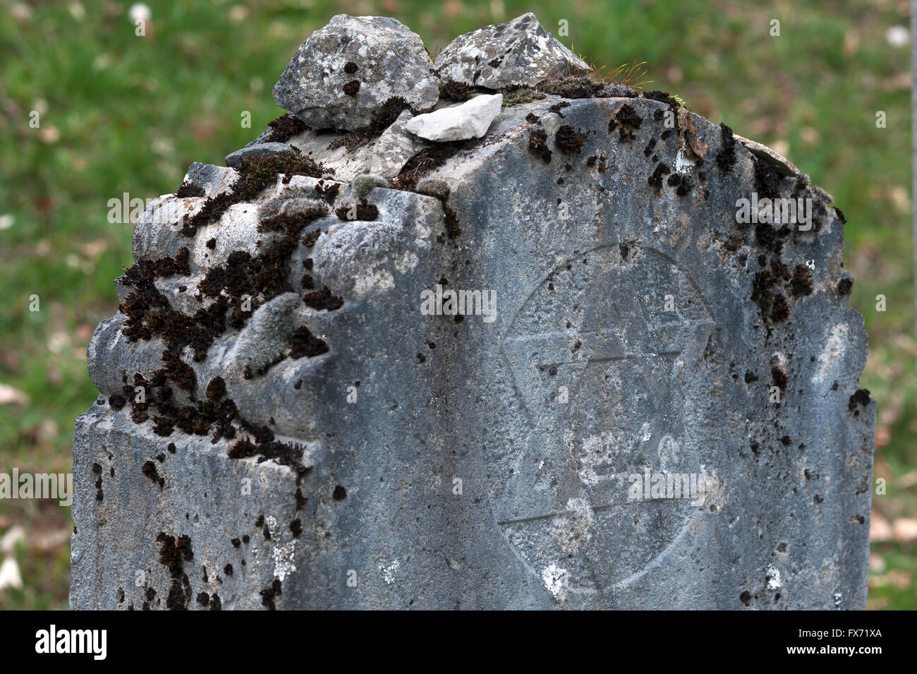Les pierres des visiteurs sur une ancienne pierre tombale juive avec étoile, Ermreuth, Haute-Franconie, Bavière, Allemagne Banque D'Images