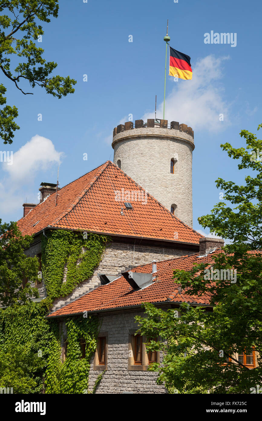 Château Sparrenburg ou Sparrenberg avec Waving Flag, Bielefeld, Rhénanie du Nord-Westphalie, Allemagne Banque D'Images