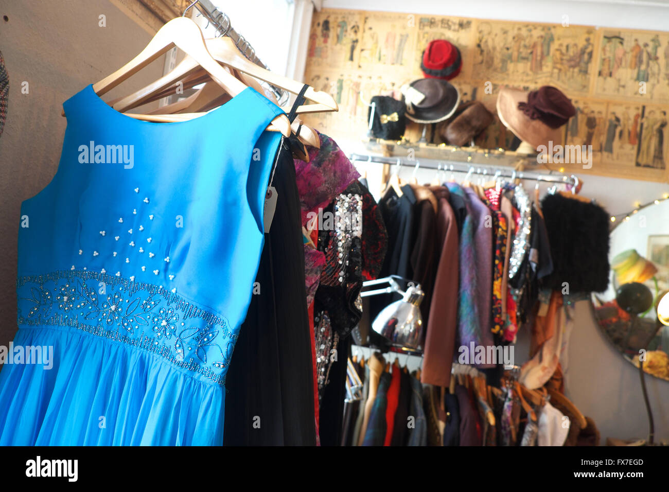 Ludlow et vieux vêtements rétro mode à 55, Rue De La Fabrique une antique et rétro shop Shropshire UK Banque D'Images