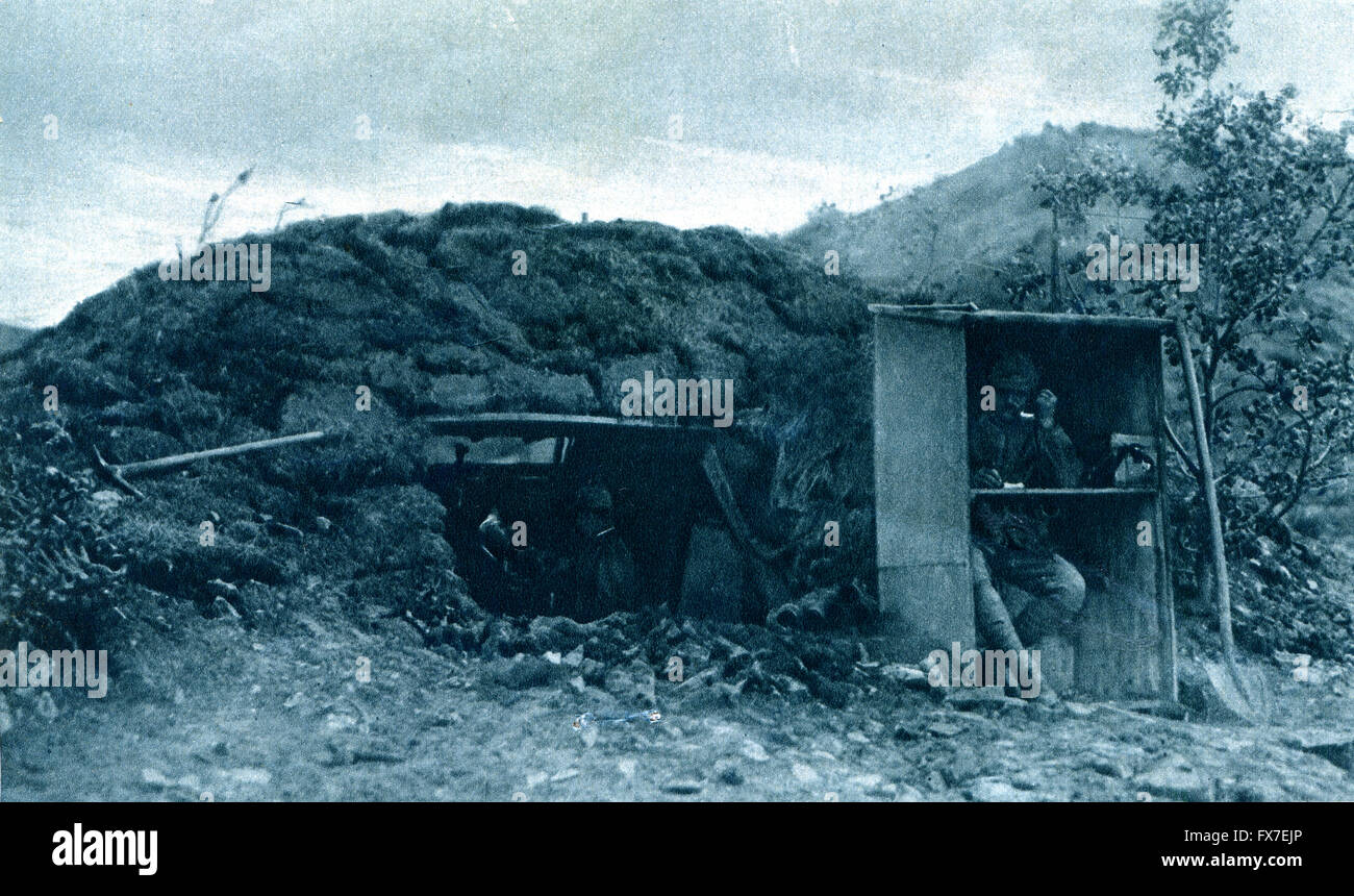 Dans le poste de téléphone sur les lignes italiennes, Padoce famos la colline de la mort, près de Gorizia - photo consacré Carso de bataille, 9-10/1916, à partir de la Grande Guerre Magazine, vol. 114, UK Banque D'Images