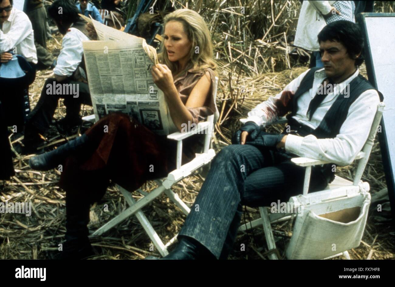 Soleil Rouge Année : 1971 Espagne / Italie / France Réalisateur : Terence Young Alain Delon, Ursula Andress Shooting photo Banque D'Images