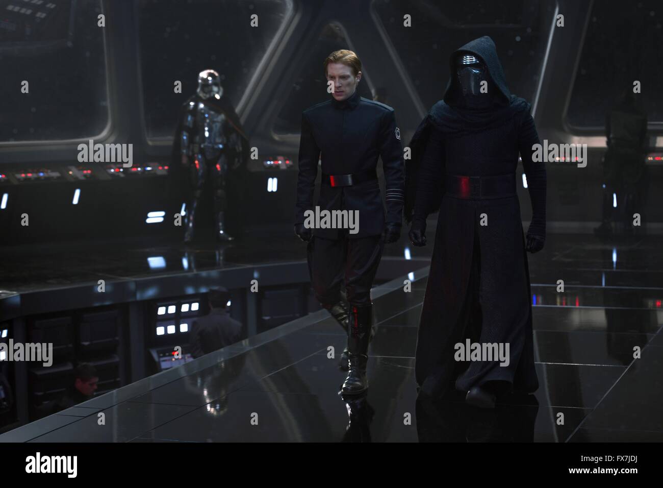 Star Wars : Episode VII - La Force éveille Année : 2015 USA Réalisateur : J.J. Abrams Domnall Gleeson, Adam Driver Banque D'Images