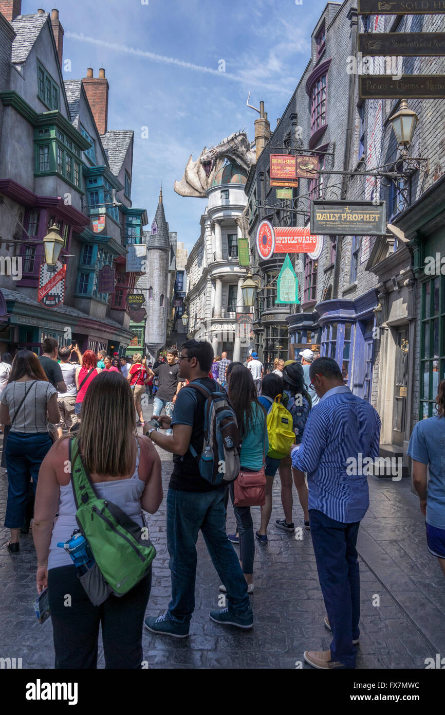 Les visiteurs de traverse au monde magique de Harry Potter Orlando Florida United States Banque D'Images