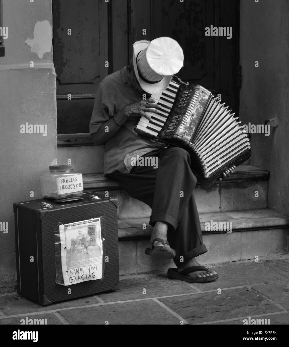L'homme joue de l'accordéon dans la rue , Puerto Rico Banque D'Images