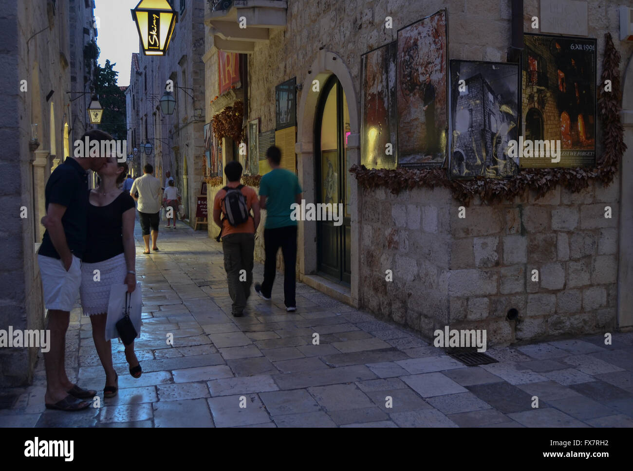 Un couple dans la ruelle de la vieille ville, Croatie Banque D'Images