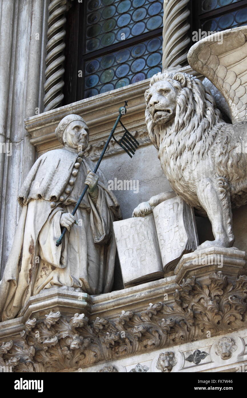 Le lion ailé et le doge Francesco Foscari sur le Palais des Doges à Venise, Italie Banque D'Images