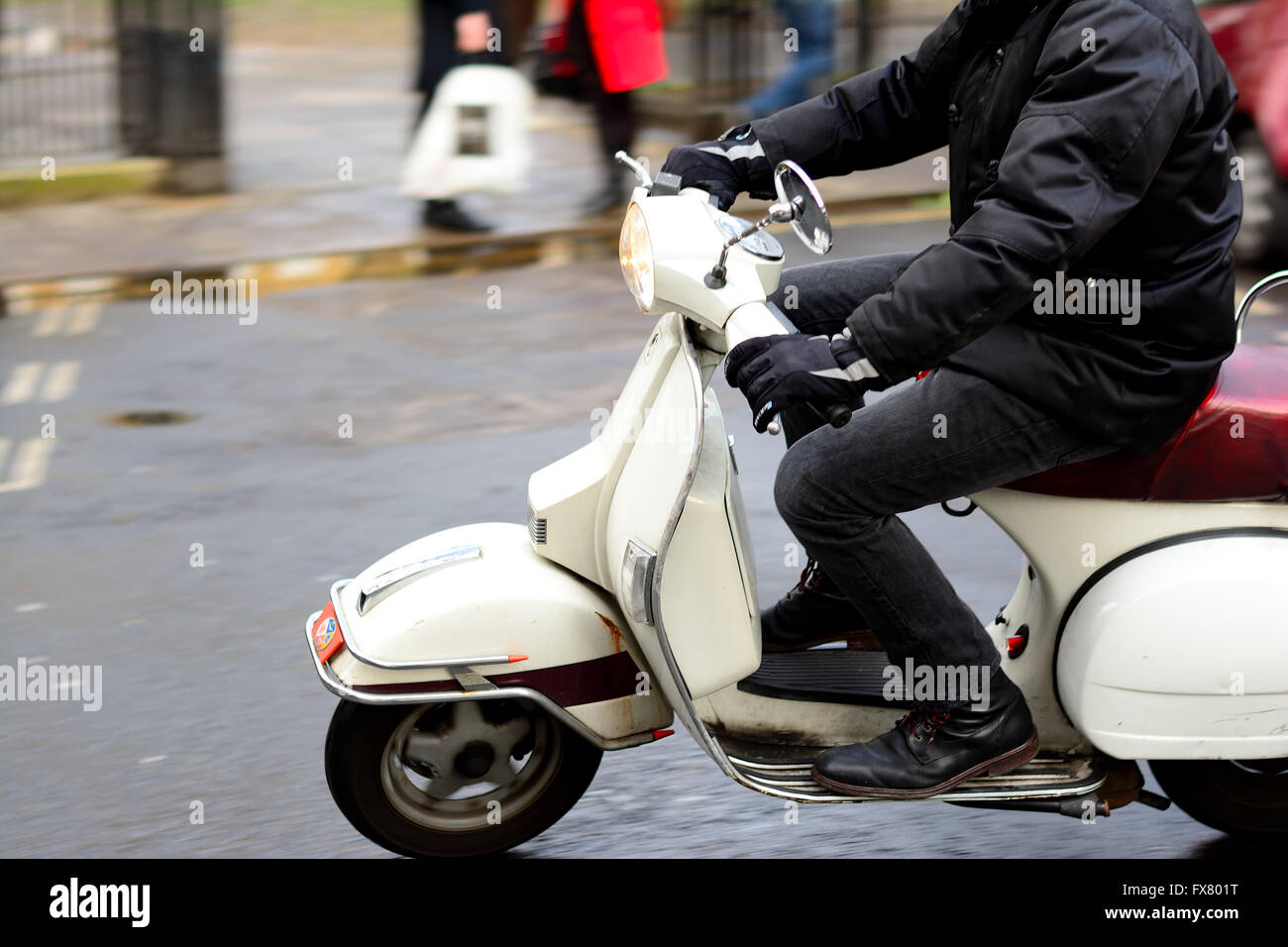 Man [classic Vespa Scooter] Banque d'image et photos - Alamy