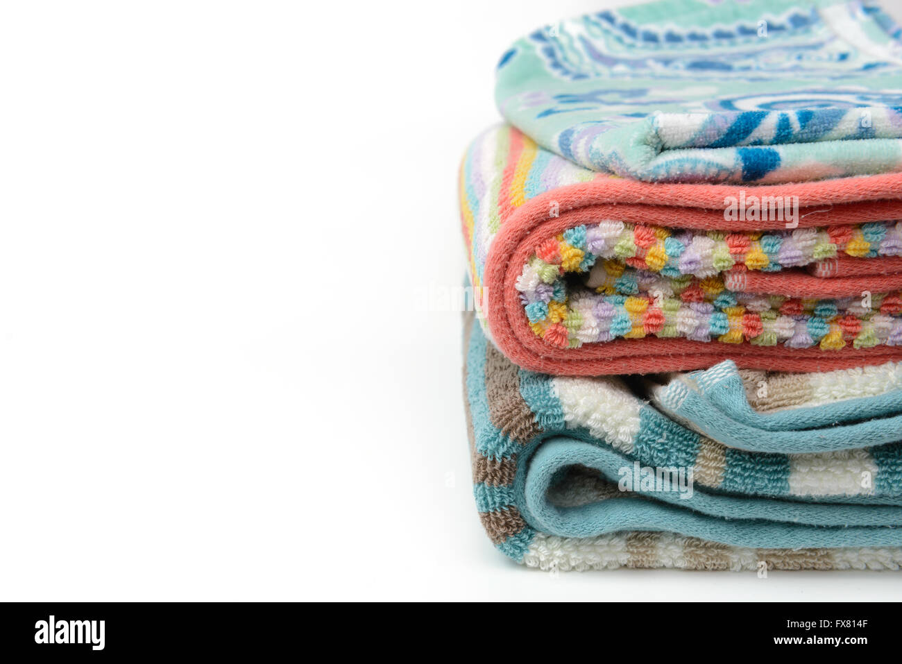 Colorés et pliage de serviette propre pile sur fond isolé Banque D'Images