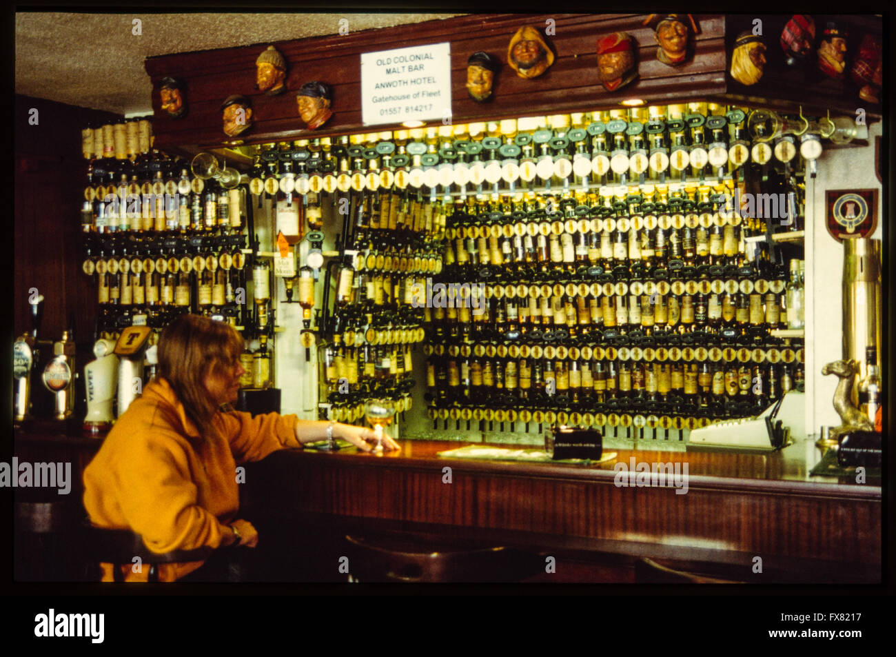 Image d'archive d'une femme buvant du scotch à l'ancien régime colonial Scotch Malt Whisky Bar, Anwoth Hotel, Leeds, Dumfries et Galloway, en Écosse, en 2002, maintenant fermé Banque D'Images