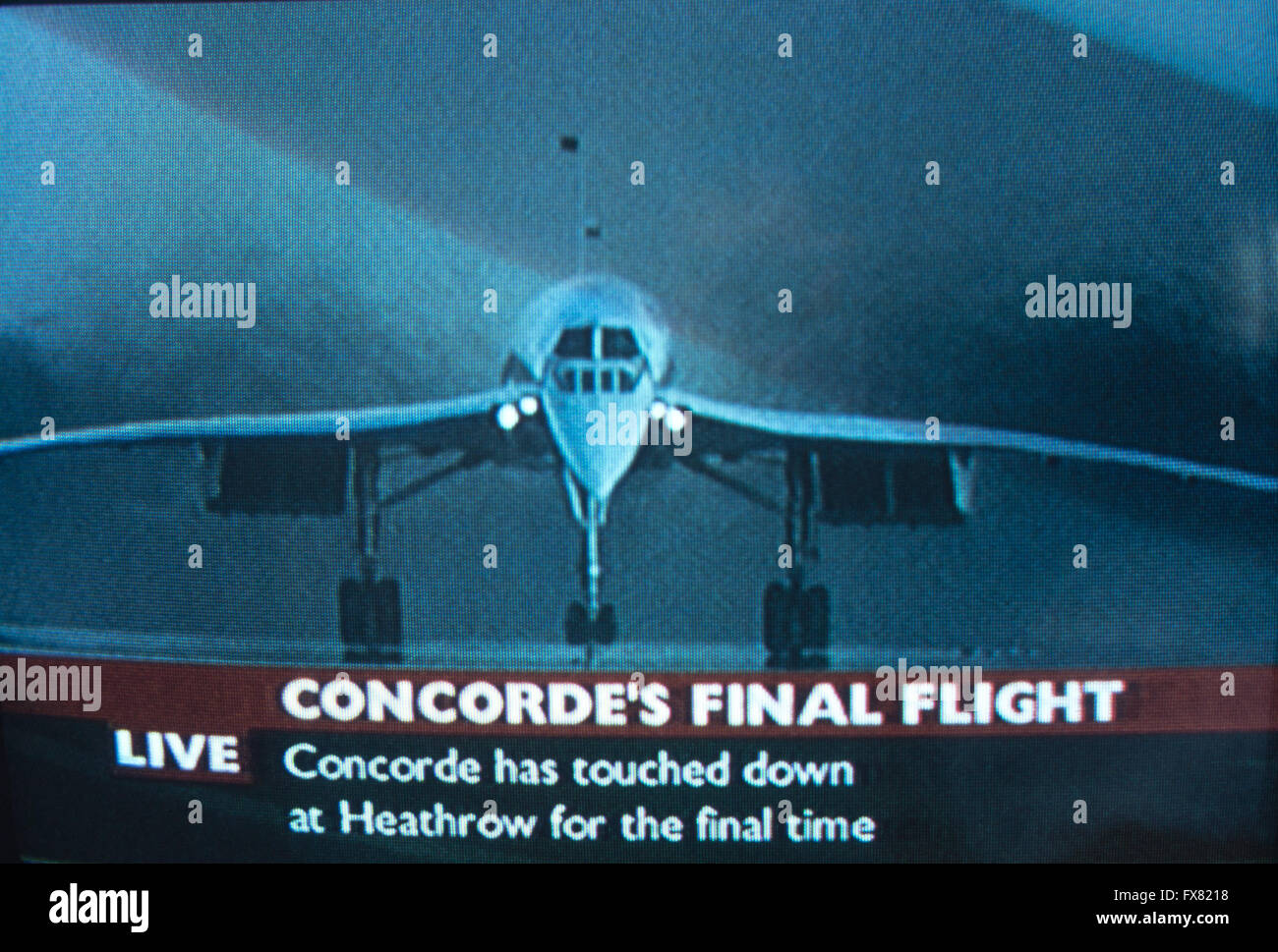 Archive image du dernier vol de recettes de British Airways bac/Aerospatiale Concorde, G-BOAG, Speedbird 002 atterrissage à Londres Heathrow, photographié depuis un écran de télévision, BBC en dehors de la diffusion 24th. Octobre 2003. BBC émission extérieure présentée par Raymond Baxter. Maintenant au musée de vol, Seattle Banque D'Images