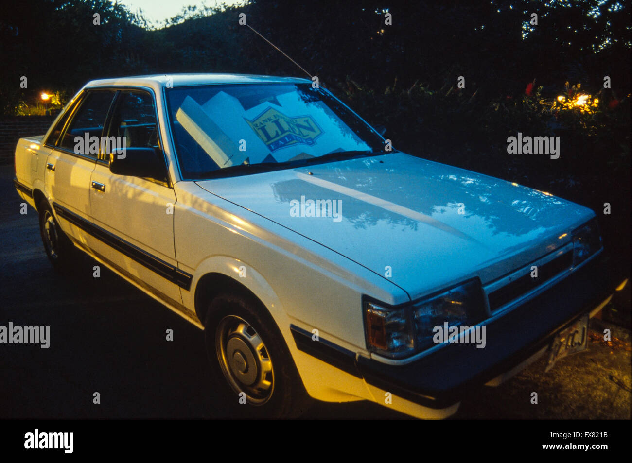 Image d'archive d'un modèle blanc 1989 Subaru Leone 1,8 DL 4 portes berline tricorps voiture compacte sur une route de banlieue à San Rafael, Californie, USA, 1989 Banque D'Images