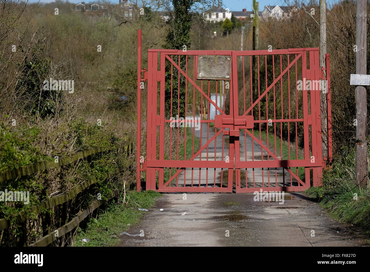 Les grandes portes en métal rouge sur route d'accès Banque D'Images