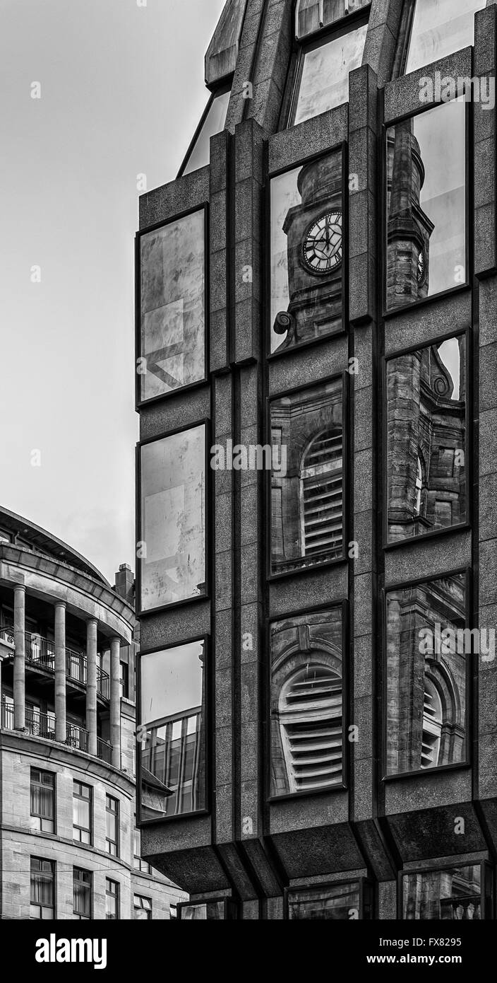 La rue George Tron Église Paroissiale rejaillira sur les fenêtres d'un immeuble de bureaux à proximité de Glasgow, Ecosse Banque D'Images