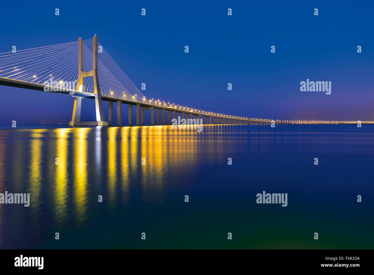 Portugal, Lisbonne : Vue nocturne du Pont Vasco da Gama Banque D'Images