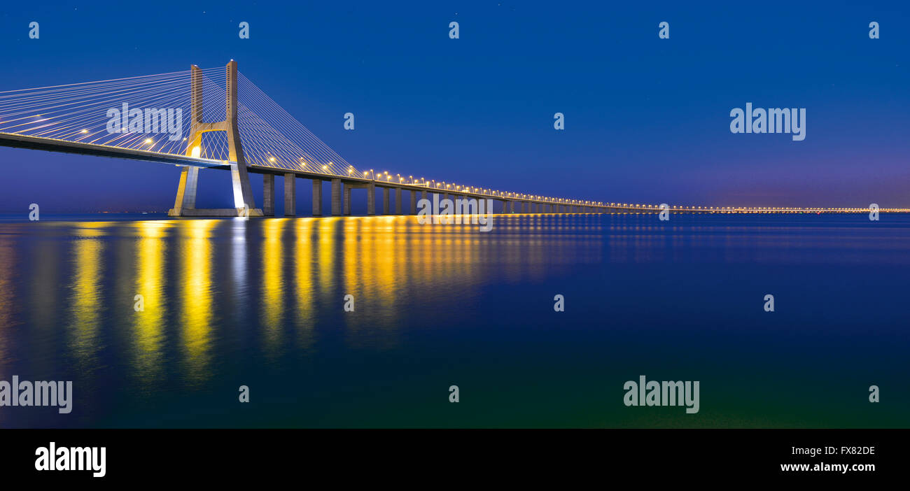 Portugal, Lisbonne : Vue nocturne du Pont Vasco da Gama Banque D'Images