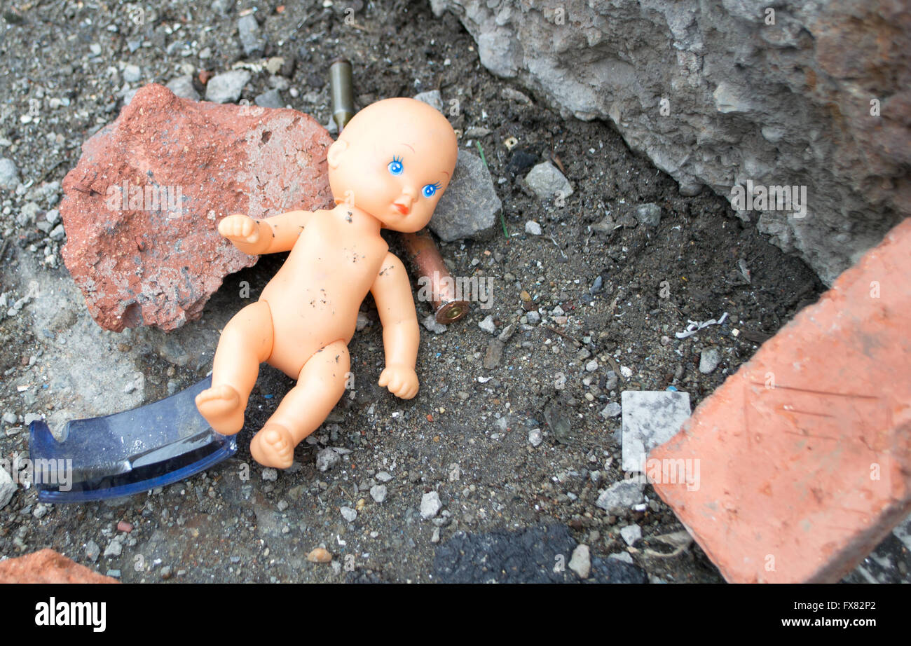 Poupée dans les ruines de la maison. La guerre. Banque D'Images