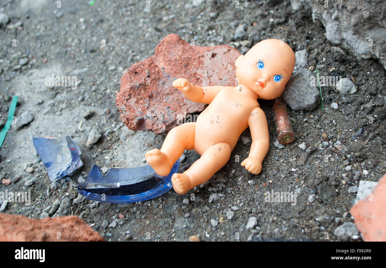 Poupée dans les ruines de la maison. La guerre. Banque D'Images