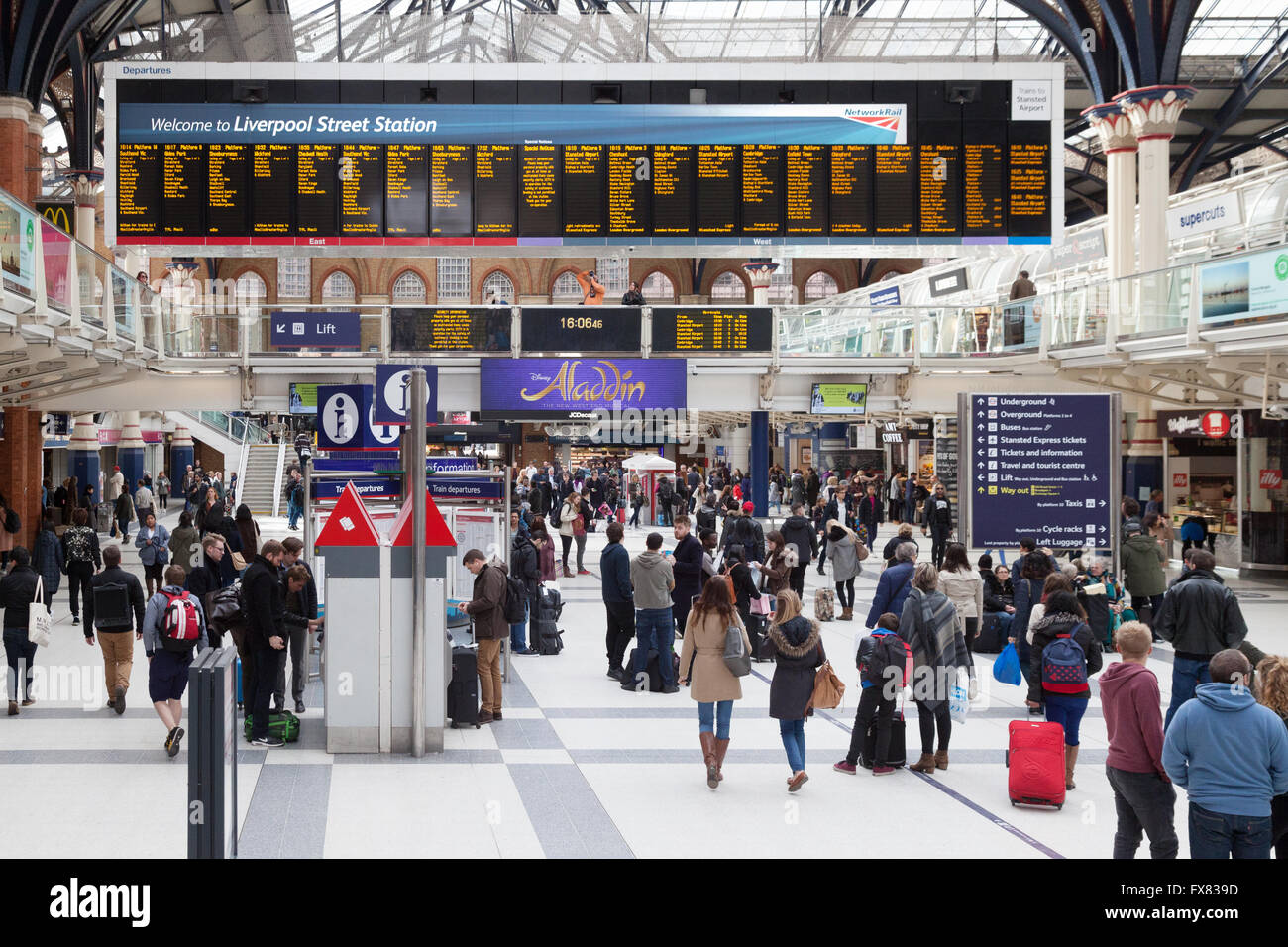 La gare de Liverpool Street Station ; les gens dans le grand hall, la gare de Liverpool Street, London UK Banque D'Images