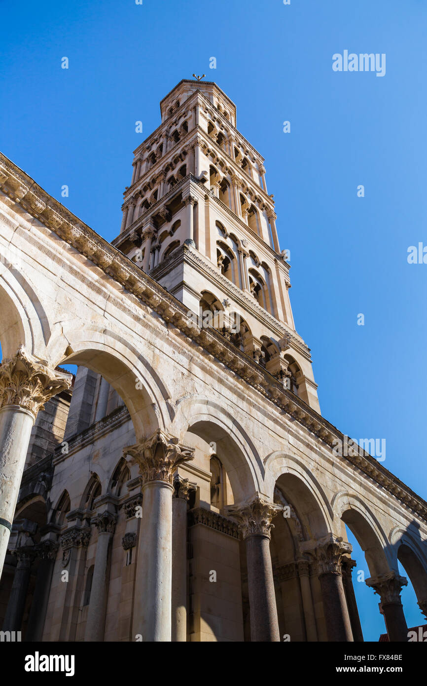 Le clocher de la cathédrale de saint Domnius ou Sv Dujam situé dans le palais du Perestil de Diocletain à Split, Croatie Banque D'Images