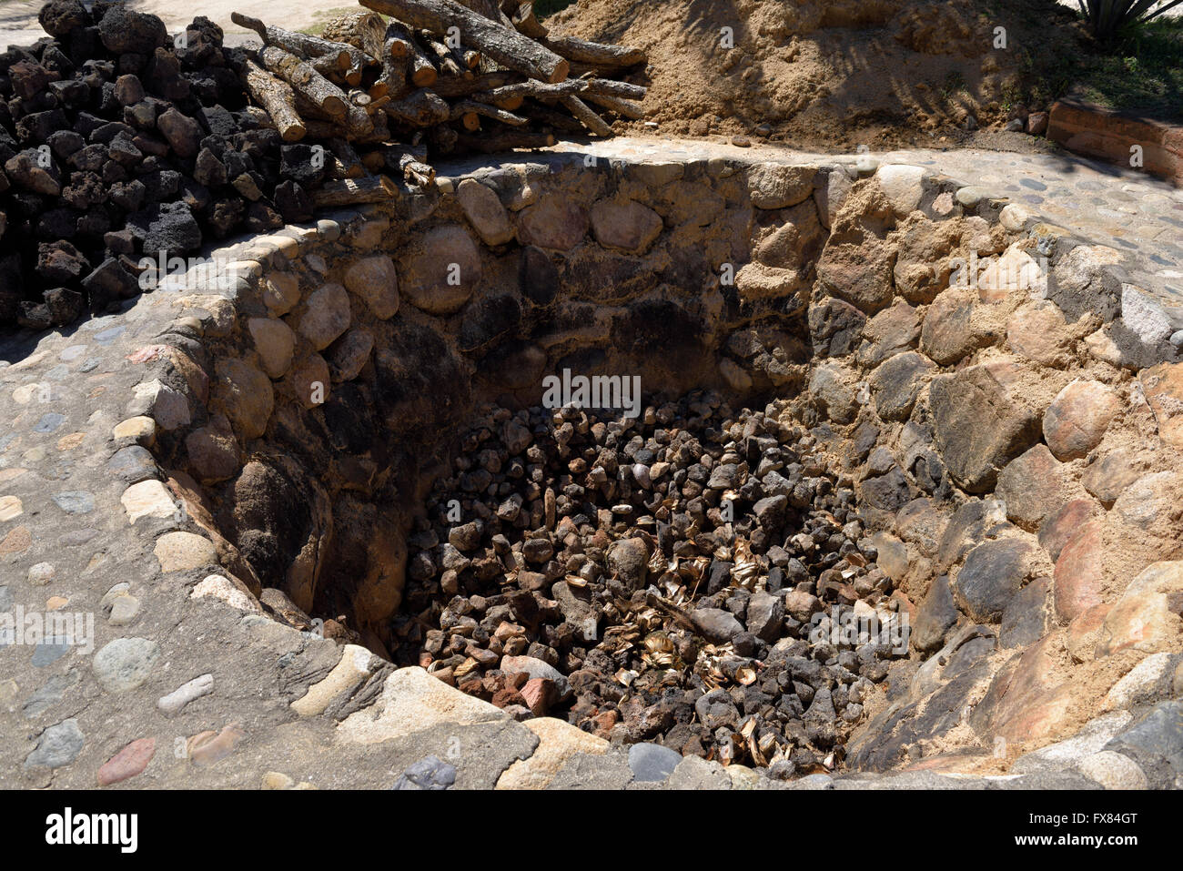 En rez-de four de cuisson de la fosse d'agave bleu coeurs à une fabrique de Tequila Jalisco Mexique Banque D'Images