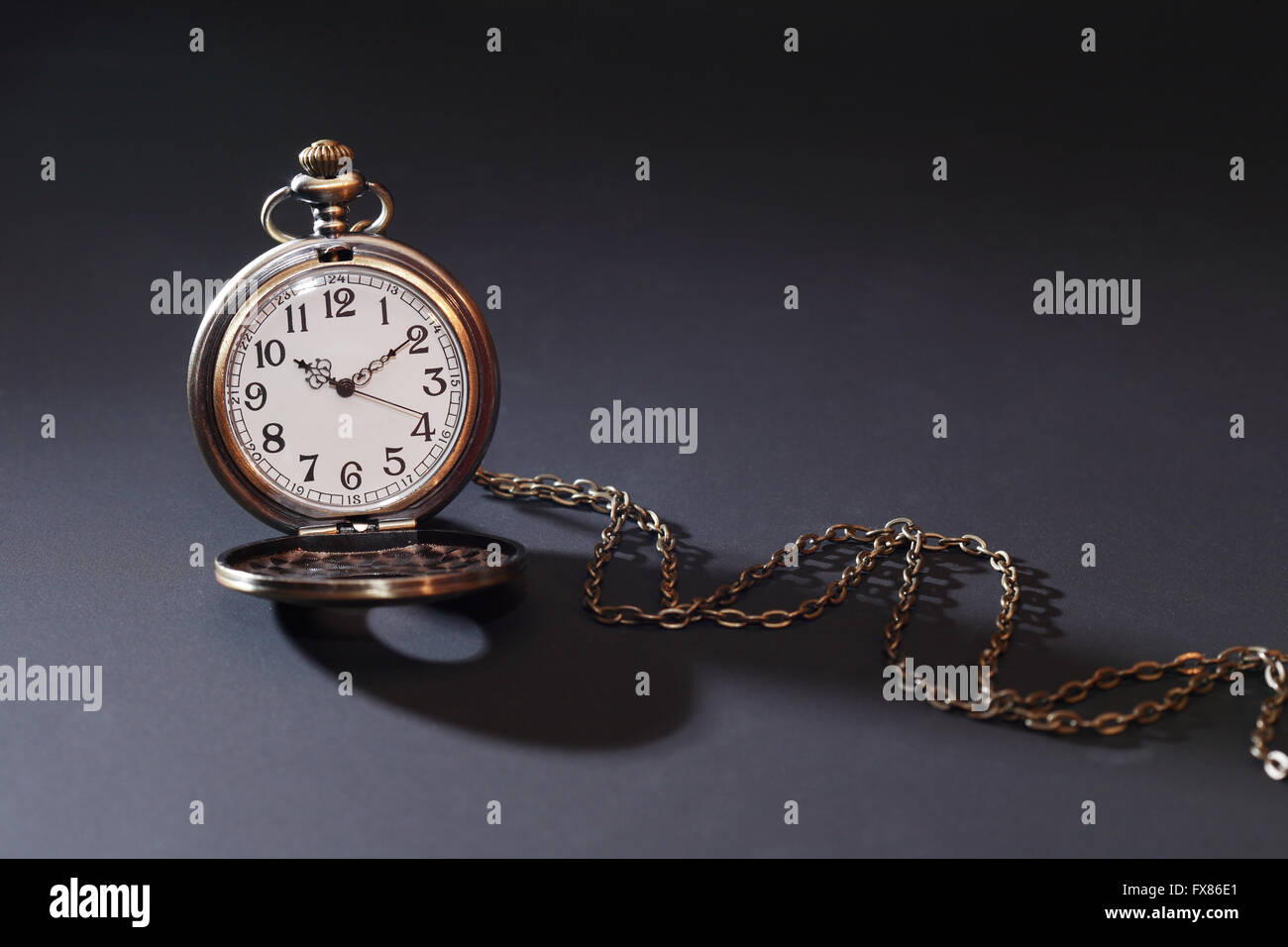 Vintage montre de poche avec la chaîne sur fond sombre Banque D'Images