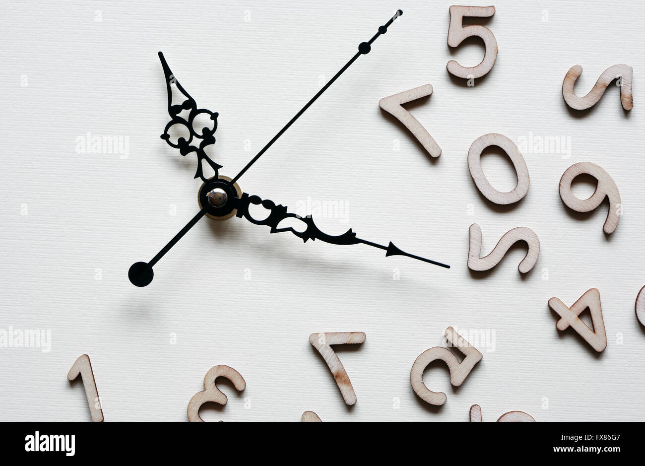 Concept de temps. Minutes et secondes mains près de l'ensemble de chiffres en bois Banque D'Images