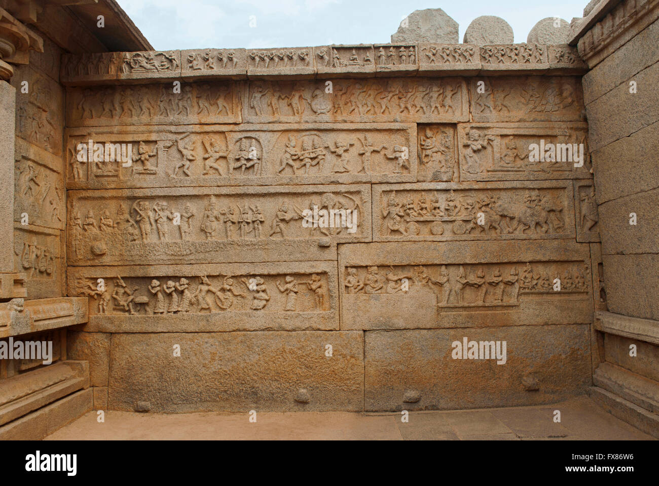 Des scènes du Ramayana sculptée sur le côté intérieur du mur adjacent à l'entrée nord. Temple de Hazara Rama. Cente Royal Banque D'Images