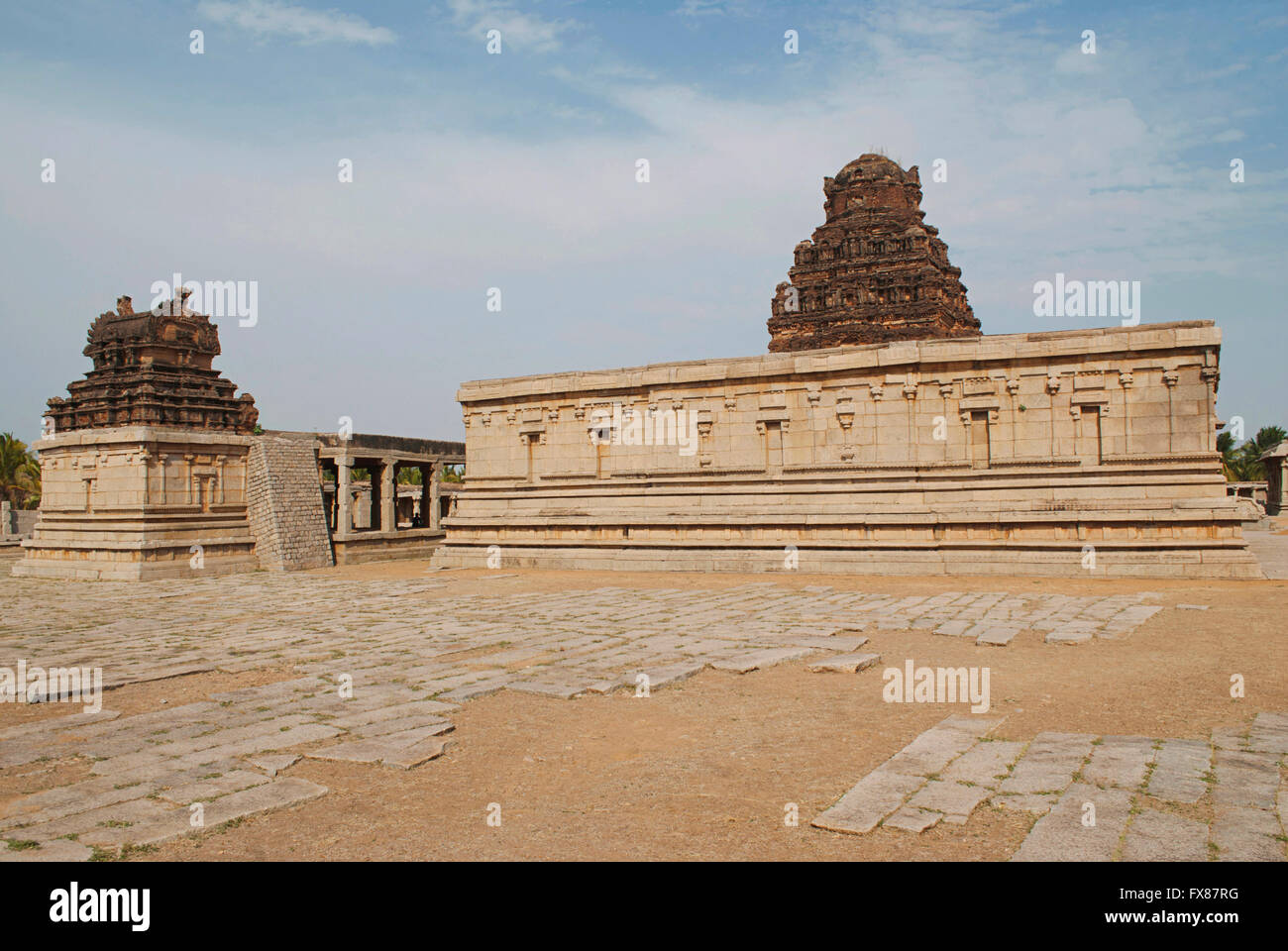 L'Amman de culte sur la gauche, principales sanctum sur le côté droit, Temple Pattabhirama, Hampi, Karnataka, Inde. Vue depuis le sud-ouest Banque D'Images
